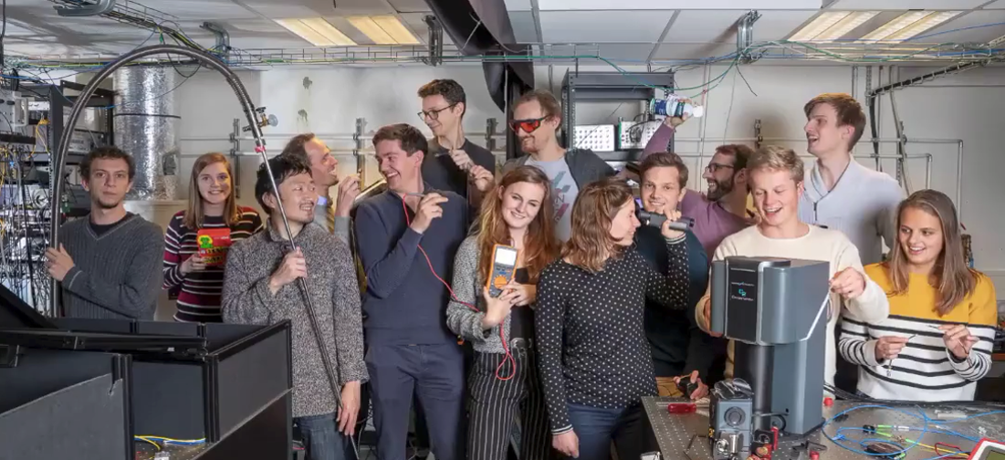 A photo of the Hanson group in the laboratory